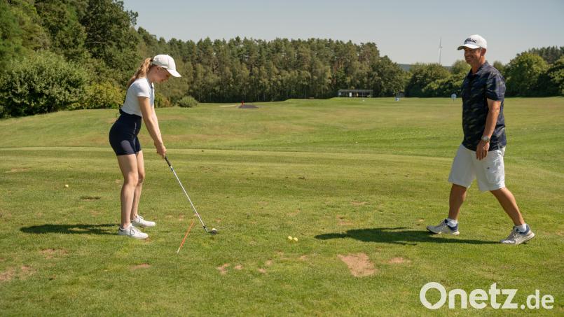 Golf-Trainer Greg Tennant erklärt Praktikantin Katharina Graf den Golf-Abschlag. Bild: Marina Gube