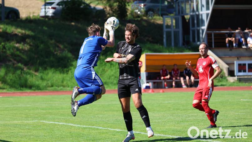 Der Kirchenthumbach Keeper Lukas Held fängt einen Ball vor dem Erbendorfer Christoph Müller ab. Nach weit über 90 Minuten hieß es 1:1. Nach dem Schlusspfiff kochten auf den Trainerbänken die Emotionen hoch. Bild: Dieter Jäschke