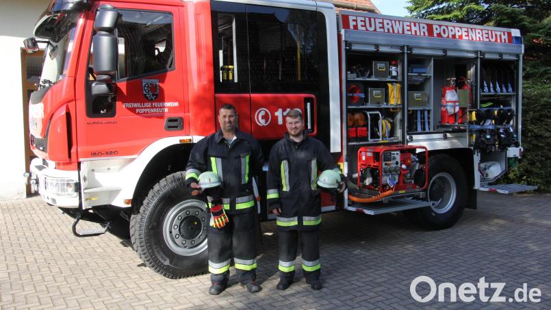 Kommandant Martin Reißnecker und sein Stellvertreter Manuel Kraus (rechts) präsentieren das neue Feuerwehrauto Magirus LF 10 der Poppenreuther Wehr . Bild: kro