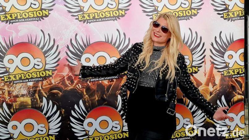 Blonde Haare, schwarze Kleidung:: Marita Burgers Bühnenoutfit bei Captain Hollywood Project. Seit diesem Jahr gehört die Bodenwöhrerin der Gruppe an, die international auftritt. Bild: Gregor Continanza