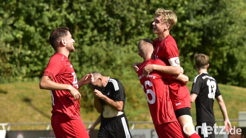 Finn Grünauer (Zweiter von rechts) ließ sich vier Mal von seinen Teamkollegen herzen. Er schoss alle Treffer des TV Nabburg beim klaren 4:0-Sieg gegen den SV Kemnath am Buchberg. Bild: ham