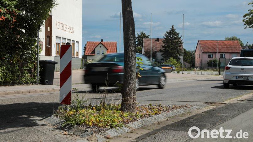 Nirgendwo sonst in Sulzbach-Rosenberg hat der Zweckverband bei seinen Kontrollen bislang mehr Geschwindigkeitsverstöße von Autofahrern festgestellt als in der Kettelerstraße. Und das, obwohl hier bereits mit Baken und Straßenverengungen versucht wird, Autofahrer zum langsameren Fahren zu animieren – offenbar vergeblich. Bild: Wolfgang Steinbacher