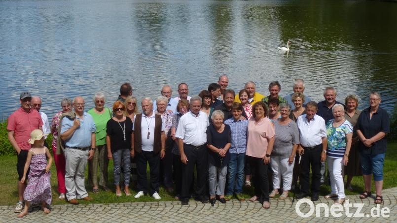 Ein Erinnerungsfoto am Beckenweiher. Helmut Fastner (vorne, Mitte, weißes Hemd) mit Ehefrau Barbara und Tochter Andrea mit Familie sowie weiteren Gratulanten. Bild: bk
