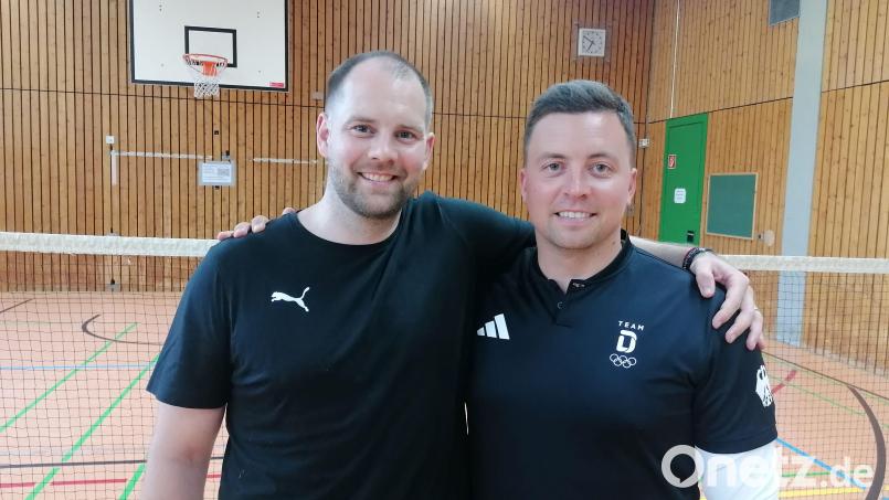 Hannes (rechts) und Peter Käsbauer in der Turnhalle des Weidener Augustinus-Gymnasiums. Bild: Käsbauer/privat