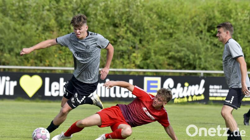 Michael Rumpler (links, hier im Zweikampf mit dem Hirschauer Jannik Meier (rechts) erzielte den goldenen Treffer für die Sportfreunde Ursulapoppenricht. Bild: Hubert Ziegler
