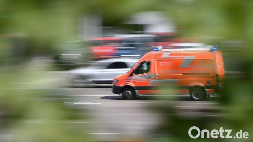Die Hilfe des Rettungsdienstes kommt für den 60-Jährigen zu spät: Er stirbt noch am Unfallort. (Symbolbild) Bild: Sebastian Gollnow/dpa