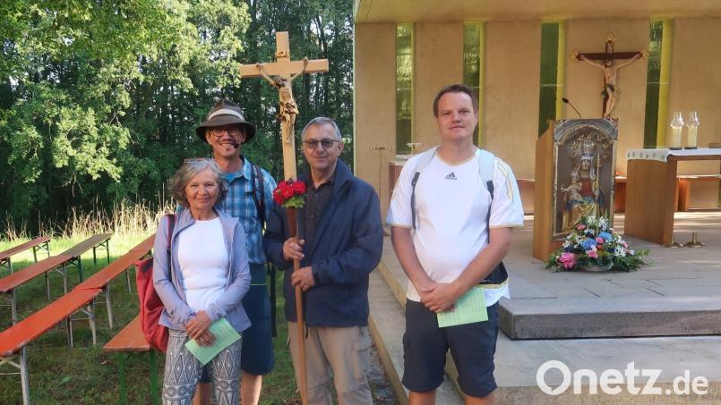 Die 14. Wallfahrt der Pfarreiengemeinschaft Vilseck-Schlicht-Sorghof zum Frohnberg leiten (von links) Rita Kederer, Edmund Heldmann, Josef Stauber und Jonas Dittrich. Bild: rha