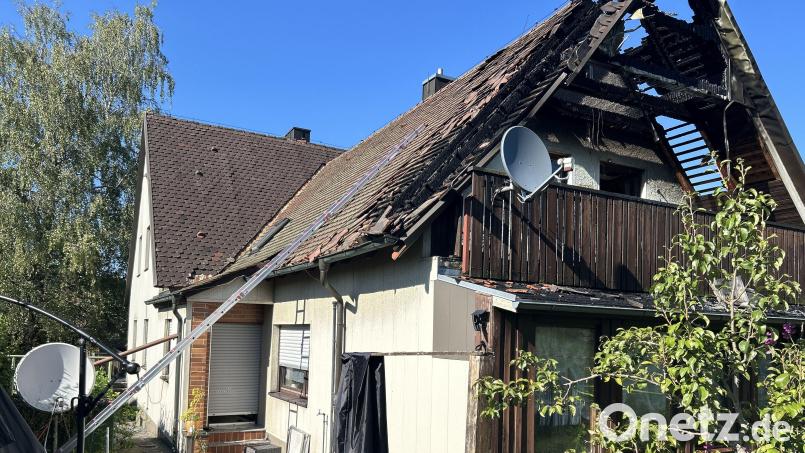 Vom Balkon dieses Hauses in Neukirchen griff ein Brand auf den Dachstuhl über. Bild: Polizeiinspektion Sulzbach-Rosenberg