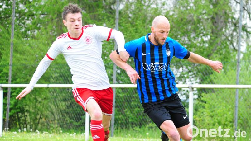 Der Konnersreuther Trainer Jakub Ryba (rechts, hier noch als Spieler im Trikot der Sportfreunde Kondrau) gewann mit seiner Mannschaft beim TSV Waldershof mit 2:1. Archivbild: Thomas Schrems