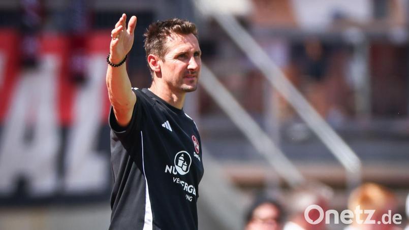 Nürnbergs Trainer Miroslav Klose bekommt einen neuen Abwehrspieler. Bild: Daniel Karmann/dpa
