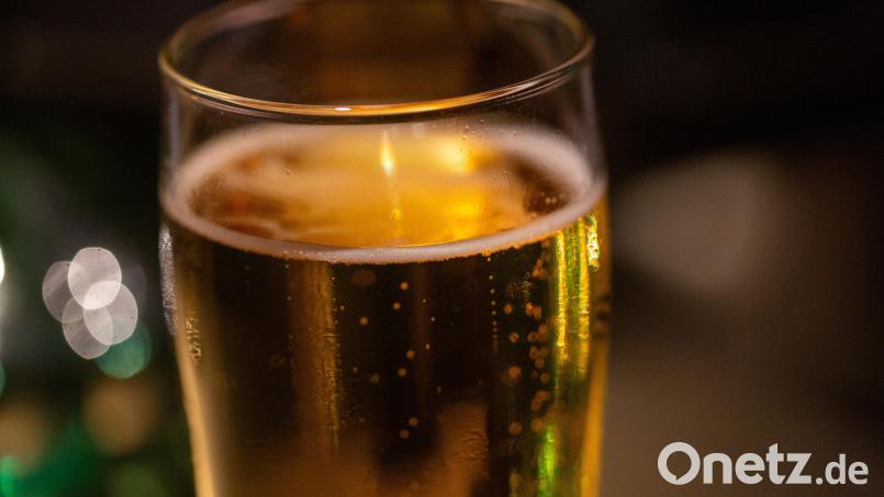 Eine 20-Jährige warf in Regensburg mit einem Bierglas nach einem Mann. Symbolbild: Fernando Gutierrez-Juarez/dpa