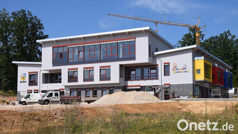 Aus Kostengründen wird auf einen Springbrunnen vor dem Rathaus und dem Kindergarten in der Neuen Mitte in Ebermannsdorf verzichtet. Ansonsten sind die Bauarbeiten laut Bürgermeister Erich Meidinger gut im Zeitplan. Bild: bö