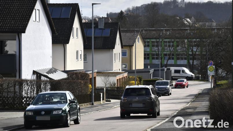 In der Wilhelm-Sträubig-Straße (ganz hinten das Gymnasium), halten sich Autofahrer oft nicht an die 30 km/h Höchstgeschwindigkeit. Wegen dem Gymnasium (ganz hinten am Bild) sind hier oft auch viele Schüler unterwegs. Archivbild: Petra Hartl