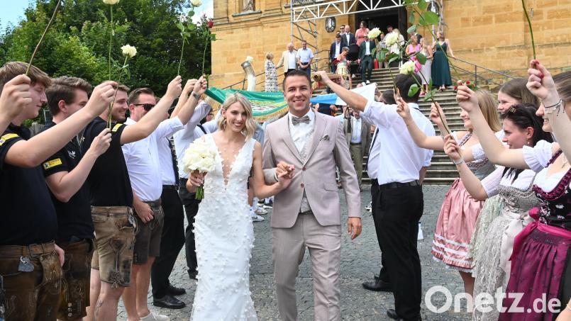 Durch ein Rosenspalier schritten Laura und Nikolai Seidel nach ihrer kirchlichen Trauung in der Amberger Bergkirche. Bild: gf
