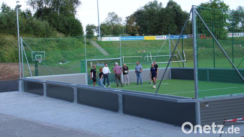 Die DJK Neustadt und das Team Bananenflanke haben zwei Projekte realisiert: Seit kurzem können der neue Soccer-Court und das 3x3-Basketballfeld dahinter bespielt werden. Bild: prh