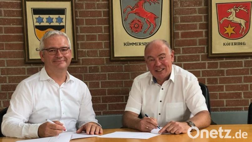 Stefan Schönberger und Bürgermeister Roland Strehl (von links) unterzeichnen den Vertrag zur Wärmelieferung für das Haselmühler Feuerwehrhaus. Bild: Edith Schönberger/exb