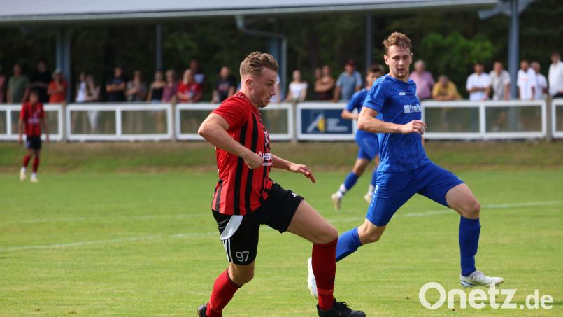 Der SC Luhe-Wildenau (links Nico Argauer im Spiel gegen den TV Parsberg) tritt am Mittwoch bei der SpVgg Landshut an. Archivbild: Dieter Jäschke