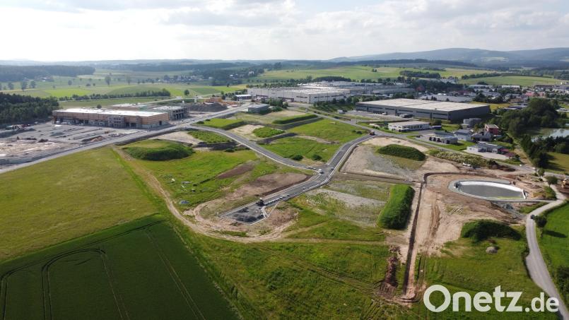 Das Industrie- und Gewerbegebiet Kemnath West III ist nun fertig erschlossen. Nur kleine Restarbeiten stehen noch an. Schon weit fortgeschritten ist das Projekt der Bauunternehmung Markgraf, die dort ein Logistik- und Schulungszentrum errichtet (links). Luftbild: kaz