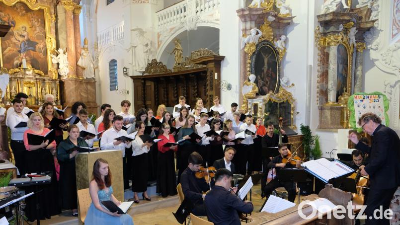 Der Chor &quot;Capella Transylvanica&quot;, turkmenische Streicher und Solistinnen und Solisten des 74. Festivals junger Künstler Bayreuth, zelebrieren in der Klosterkirche unter der Leitung von Fred Sjöberg unter dem Konzerttitel &quot;Latino Sacro&quot; außergewöhnliche Sakralmusik. Bild: do