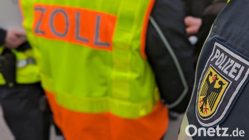 Zöllner und Bundespolizisten nahmen bei Waidhaus einen gesuchten Dieb fest. Bild: Bundespolizei