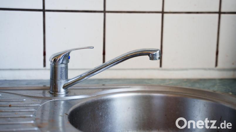 Wochenlang kommt aus den Leitungen in einem Weidener Mietshaus kein Wasser. Die rund 50 Bewohner können sich kaum wehren. Bild: Jakob Graf