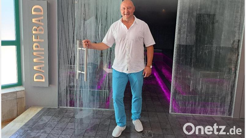 Gerhard Kreutzer, Leiter des Freizeitzentrums in Weiden freut sich, dass den Besuchern nun die neue Dampfsauna zur Verfügung steht. Bild: Jessica Fechner