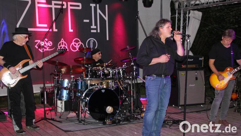 „Zepp-In“ verstand es, in Bärnau ein tolles Led-Zeppelin-Revival auf die Freilichtbühne zu zaubern. Bild: kro