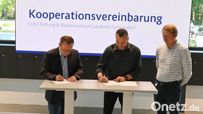 Besiegelt wird die Kooperation durch die Unterschriften (von links) von Professor Erich Bauer und Alexander Friedl, Leiter des Medienzentrums in Landkreis Schwandorf. Bild: Daniela Summer, LUCE Stiftung/exb