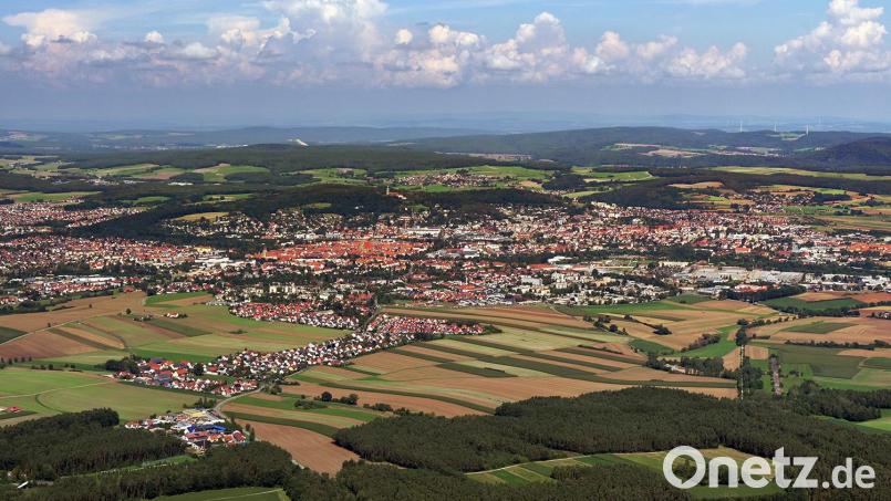 Amberg aus der Luft. Die Stadt bittet um Vorschläge, wie man eine Million Euro in den Stadtteilen jenseits der Innenstadt ausgeben könnte. Bild: Hajo Dietz, Nuernberg Luftbild
