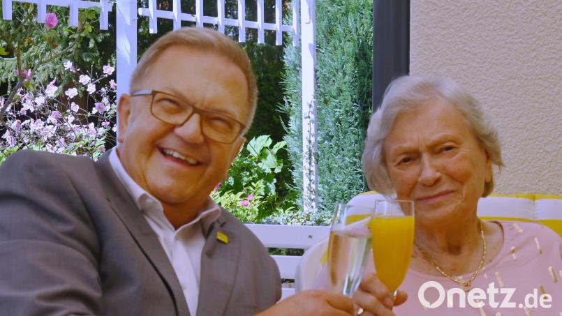 Die Jubilarin Elfriede Knie mit Bürgermeister Martin Preuß. Bild: gf