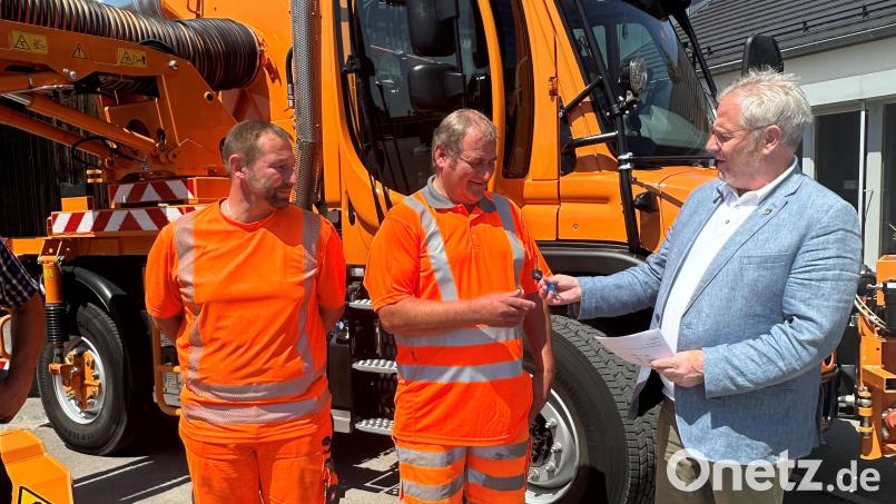 Oberbürgermeister Andreas Feller (rechts) übergibt den Schlüssel für den neuen Unimog an Andreas Landgraf (Mitte) und Markus Hartl (links) vom städtischen Bauhof. Bild: Lara Schmaus, Stadt Schwandorf/exb