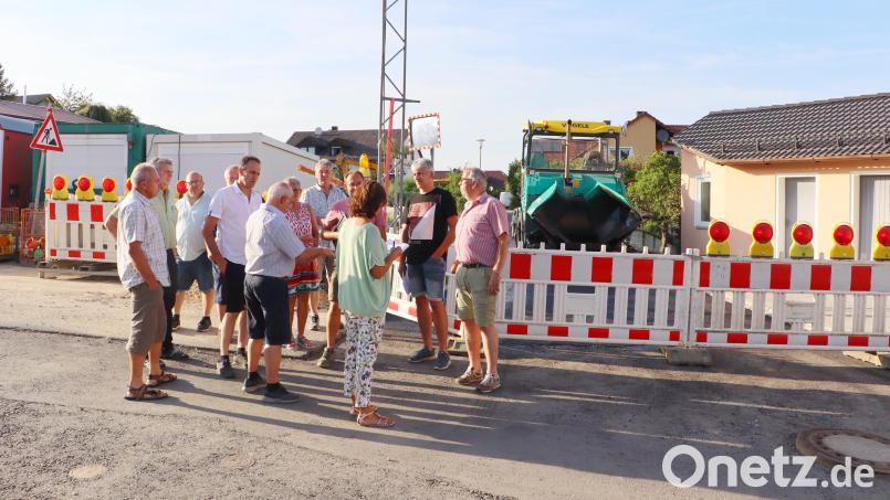 Der Gemeinderat ließ sich von Georg Rumpler von der Firma RCH die aktuellen Baustellen in Edelsfeld zeigen. Bild: gru