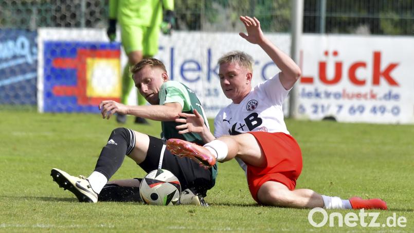 Andre Karzmarczyk (links) und seine Ammerthaler Kollegen (hier eine Szene aus dem Spiel gegen Cham) dürfen sich am Mittwochabend auf einen heißen Fight gegen die SpVgg SV Weiden einstellen. Bild: Hubert Ziegler