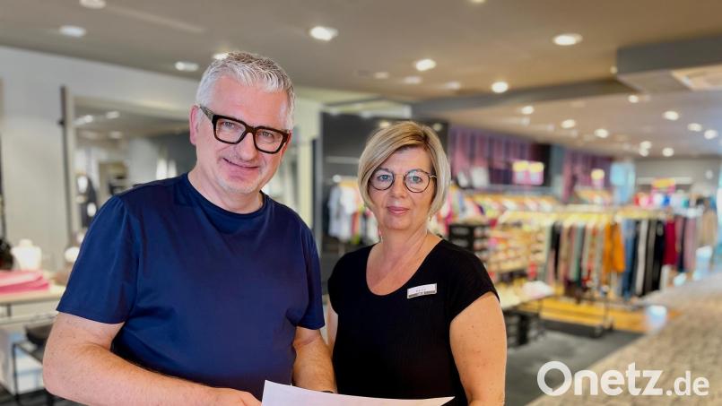 Maximilian Mehler und Teilzeitkraft Sandra Meier im Modehaus Mehler. Bild: Gabi Schönberger