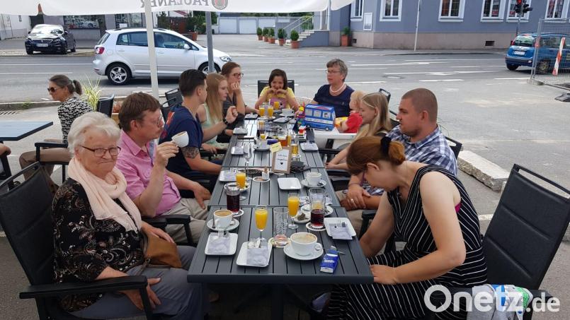 Die Gastschülerin Adela (dritte von rechts) wurde bei der Familie Wappmann voll in das Familienleben integriert. Gastmutter Karin (hinten rechts) hat die junge Frau hier mit zu einer Geburtstagsfeier in einem Café genommen. Bild: Karin Wappmann