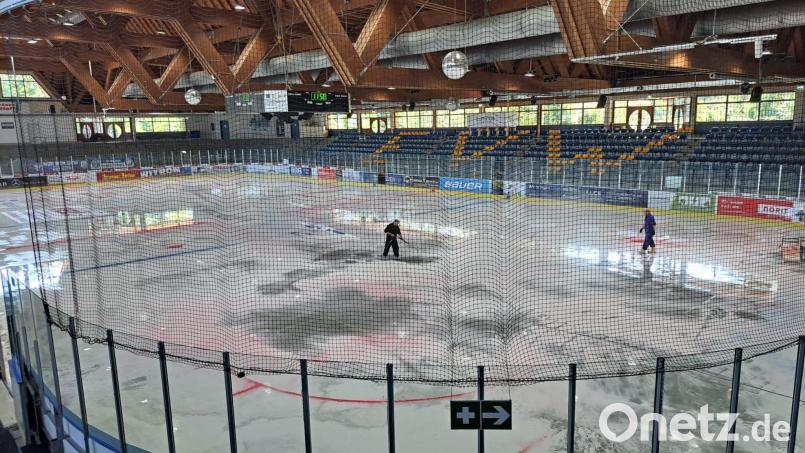 Im Weidener Eisstadion gibt es einen Defekt an der Kälteanlage. Die Reparaturarbeiten sind angelaufen. Nun muss das bestehende Eis abgetaut, die Fläche gereinigt werden. Die Blue Devils hoffen, dass sie möglichst schnell wieder in der Hans-Schröpf-Arena trainieren können. Bild: Jessica Fechner