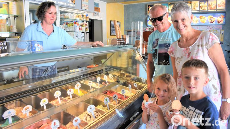 Die Eis-Tournee von Oberpfalz-Medien machte auch in der Grafenwöhrer Eisdiele &quot;Pinguino&quot; Halt und versorgte die Leser mit Eis zum Nulltarif. Bild: rgr