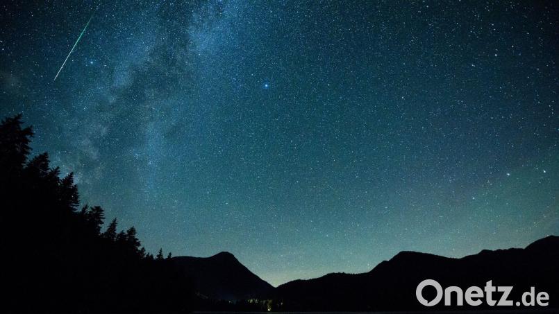 Fünf Meter ist ein Mann beim Beobachten der Perseiden auf einem Berg in Oberfranken in die Tiefe gefallen. (Symbolbild) Bild: Matthias Balk/dpa/dpa-tmn