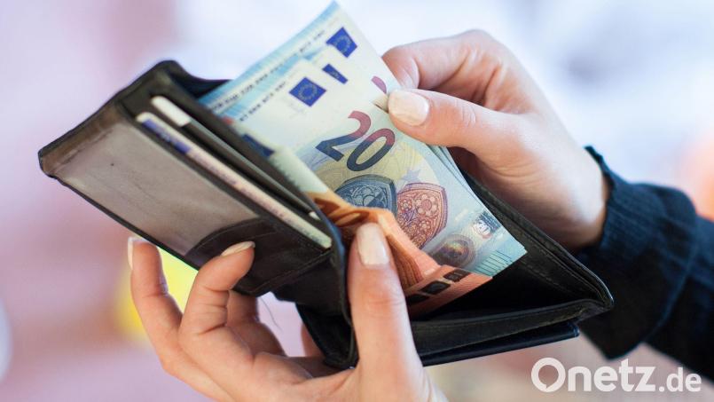 Das mittlere Einkommen lag im Landkreis Schwandorf zum Ende des vergangenen Jahres bei 3510 Euro. Bild: Christin Klose/dpa/Archivbild