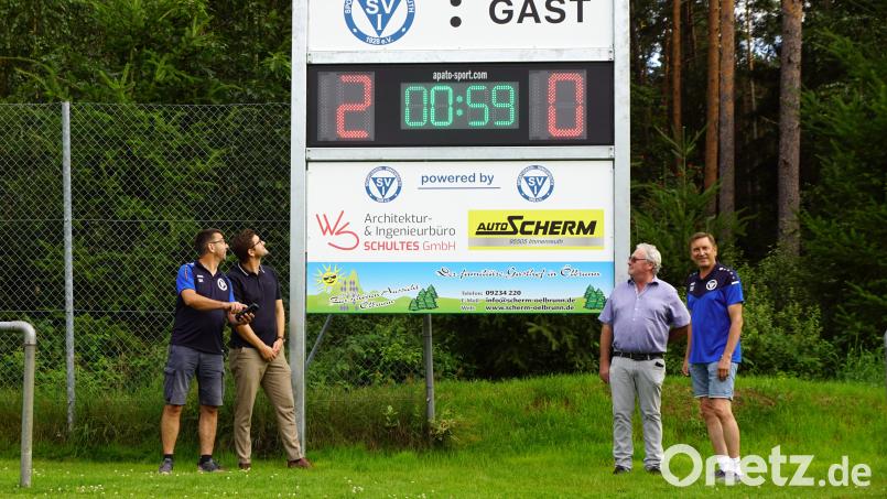 Stefan König (von links), stellvertretender Geschäftsführer Matthias Stelzl (Büro Schultes), Josef Scherm und Sportsmann Norbert Stelzl freuen sich über die neue Anzeigentafel. Bild: bkr