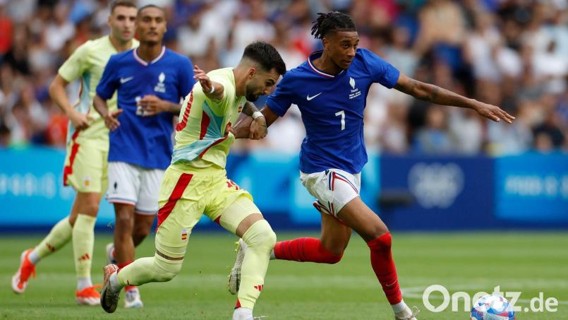 Michael Olise legt beim FC Bayern München mit der Mannschaft los. Bild: Aurelien Morissard/AP/dpa