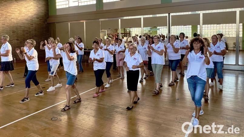 Der ToP-Trupp Wernberg-Köblitz freut sich über eine Spiegelwand für das Line-Dance-Training. Bild: Gerda Schön/exb