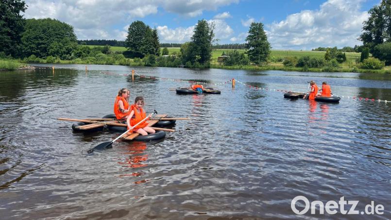 Nach getaner Kontruktionsarbeit wurden die neuen Flöße auf dem Weiher ausgiebig getestet. Bild: Rainer Seidel/exb
