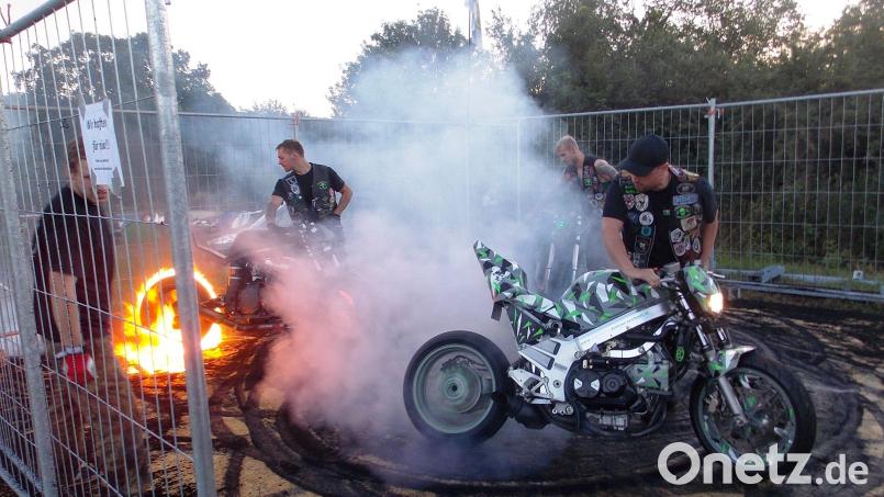 Ein Spektakel beim Bikertreffen ist das Reifenschruppen im Burn-Out-Käfig bis der Reifen brennt. Archivbild: jp