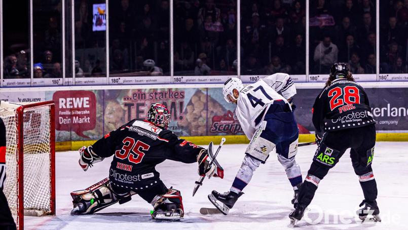 DEL2-Aufsteiger Blue Devils Weiden (Szene mit Vladislav Filin, weißes Trikot, im sechsten Oberliga-Finale bei den Hannover Scorpions/5:1) bestreitet am Freitag das erste Vorbereitungsspiel. Gastgeber ist der künftige Ligakonkurrent ESV Kaufbeuren. Archivbild: Werner Moller