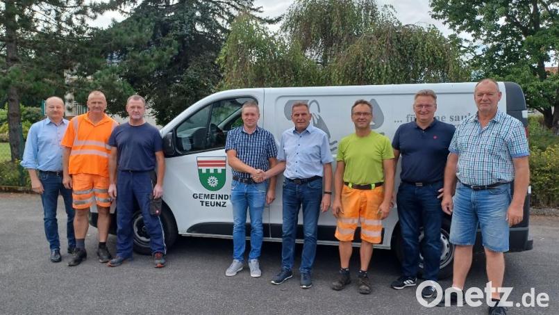 Tobias Baier unterstützt künftig das Bauhofteam. Im Bild (von links) Zweiter Bürgermeister Robert Hechtl, Johann Schmid, Karl Heinz Weber, Tobias Baier, Bürgermeister Norbert Eckl, Johann Karl, Dritter Bürgermeister Adolf Hammer und Josef Fuchs (von links). Bild: Norbert Eckl/exb