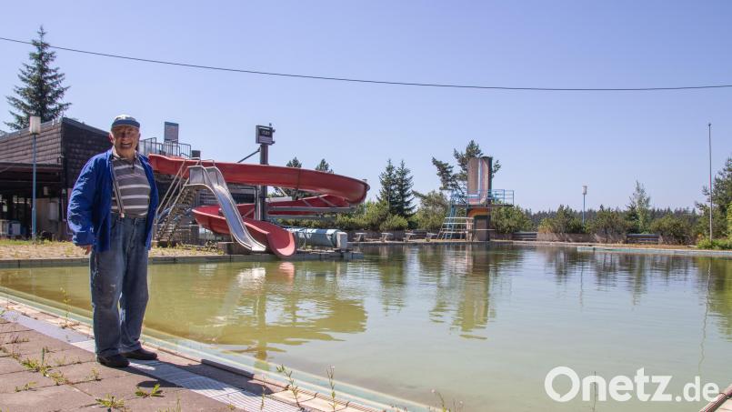 Der 83-jährige Siegfried Walter aus Hohenthan bei Bärnau liebt das Waldfreibad Altglashütte. Er verbrachte einen Großteil seines Lebens in der Anlage, arbeitete dort etliche Jahre als Schwimmmeister. Seit der Schließung hält er das Gelände in Schuss. Bild: Susanne Forster