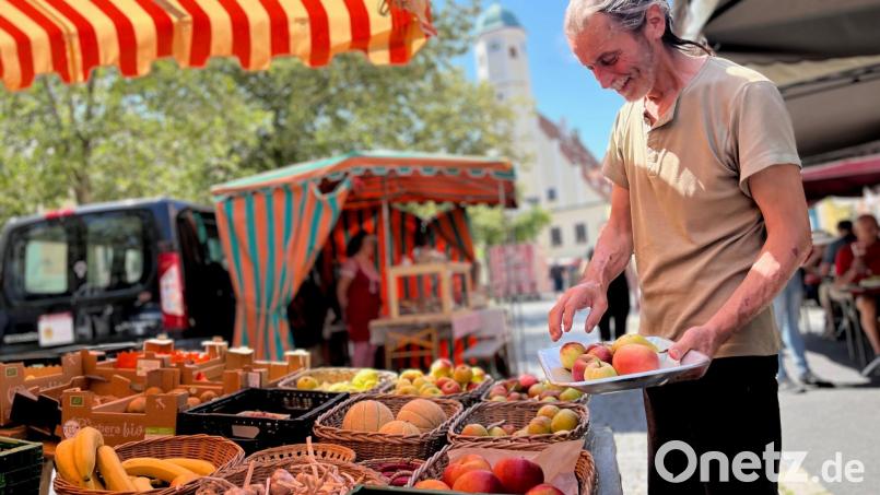 Joseph König aus Pressath setzt weiterhin auf treue Stammkunden in Weiden. In Grafenwöhr wird Gemüse König nicht mehr anzutreffen sein, der Wochenmarkt hat sich aufgelöst. Bild: Gabi Schönberger