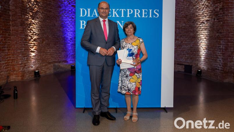 Bayerns Finanz- und Heimatminister Albert Füracker verleiht Grete Pickl aus Kastl den „Dialektpreis Bayern“. Bild: Florian Graser/exb
