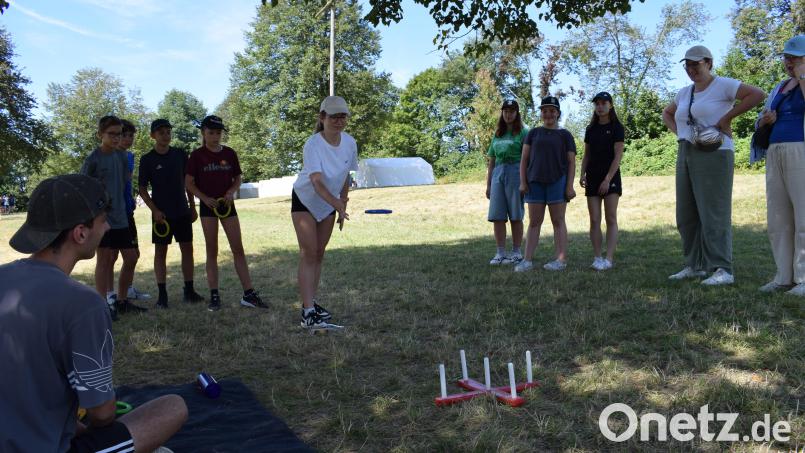 Beim Geländespiel &quot;Cañuma&quot;, das ähnlich wie das Brettspiel &quot;Die Siedler von Catan&quot; abläuft, treten die &quot;Familien&quot; gegeneinander an und können an verschiedenen Stationen Geldmünzen in verschiedenen Währungen sammeln. Bild: szl
